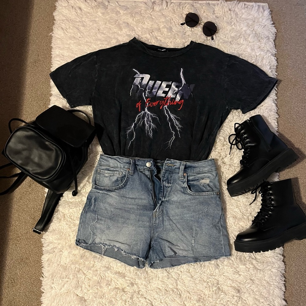 Fashion nova Queen of everything charcoal washed t-shirt